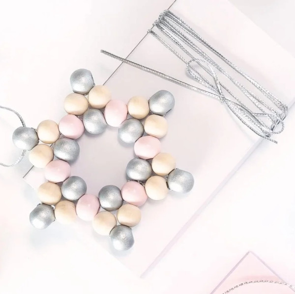 Набор для плетения бусинами FOLIA Sterne-Set Pastel 160 дерев. бусин, серебристый шнур FL-22522